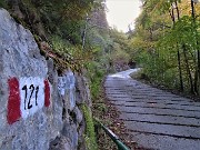 06 Al Piazzo di Piazzatorre (1112 m) imbocco il segnavia 121